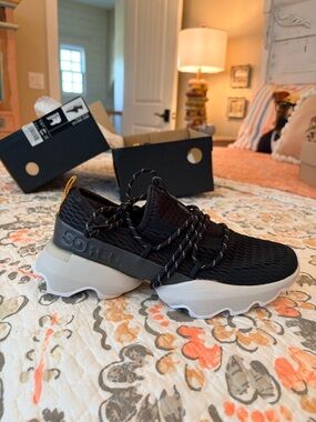 SOREL KINETIC IMPACT BLACK SNEAKERS WITH GOLD ACCENTS SIZE 6.5